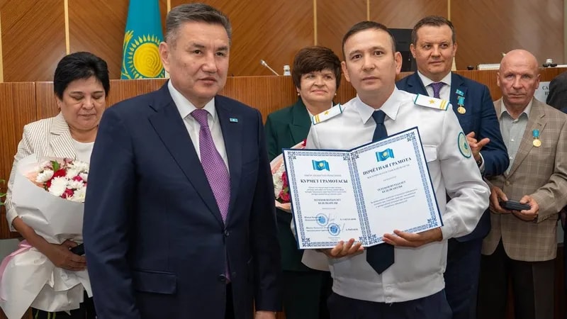 Потеряли сознание в канализации: полицейских наградили за спасение рабочих в ВКО