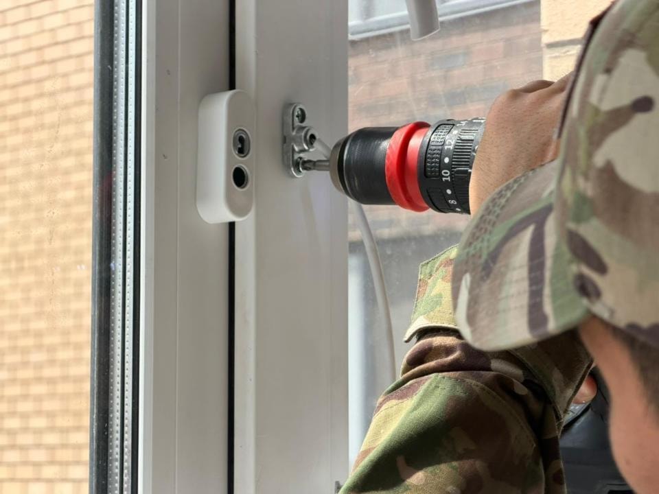 В каждом четвертом случае причиной становилась москитная сетка: в Астане предупредили об опасности падения детей из окон