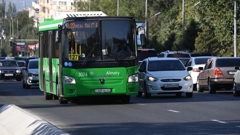 Меняю такси на автобус: казахстанцы пересаживаются на общественный транспорт