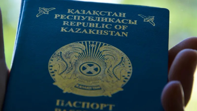 У 21-летнего жителя ВКО принудительно забрали казахстанские документы: за что