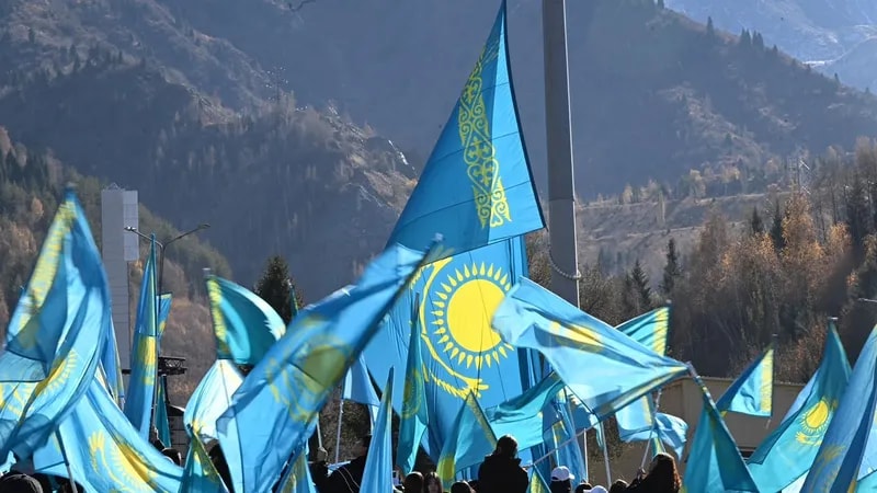 В Алматы в честь Дня Республики подняли Государственный флаг