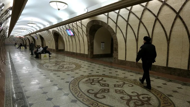 Алматинец зашел в метро пассажиром, а вышел фигурантом уголовного дела: что произошло