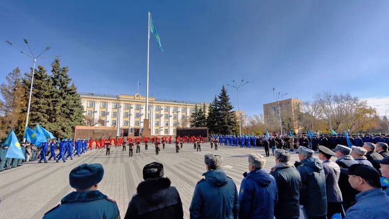 В Петропавловске День Республики начался с торжественного поднятия Государственного флага