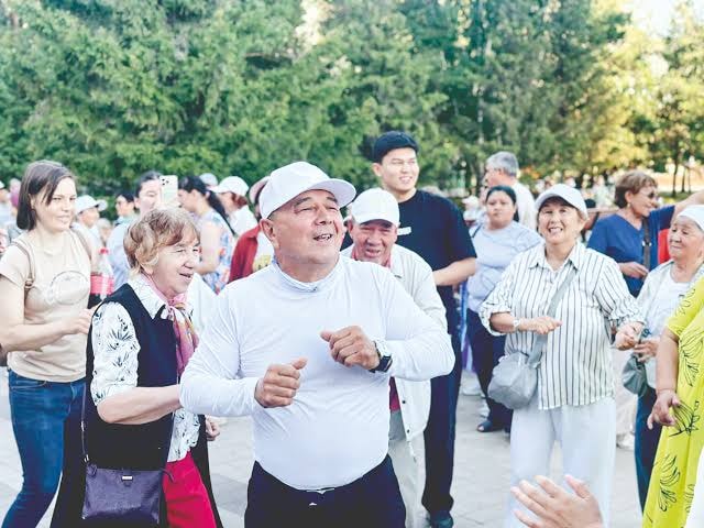 Astana pensioners dance under the open sky