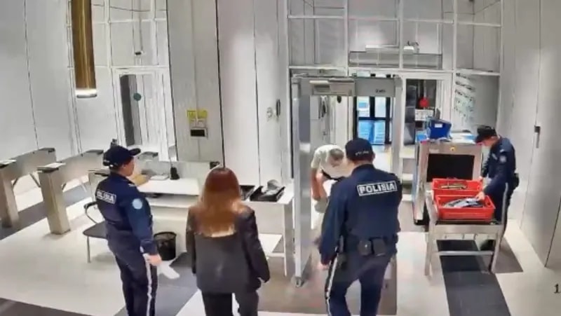 Пожилой казахстанец разделся во время досмотра и ошарашил полицейских – видео
