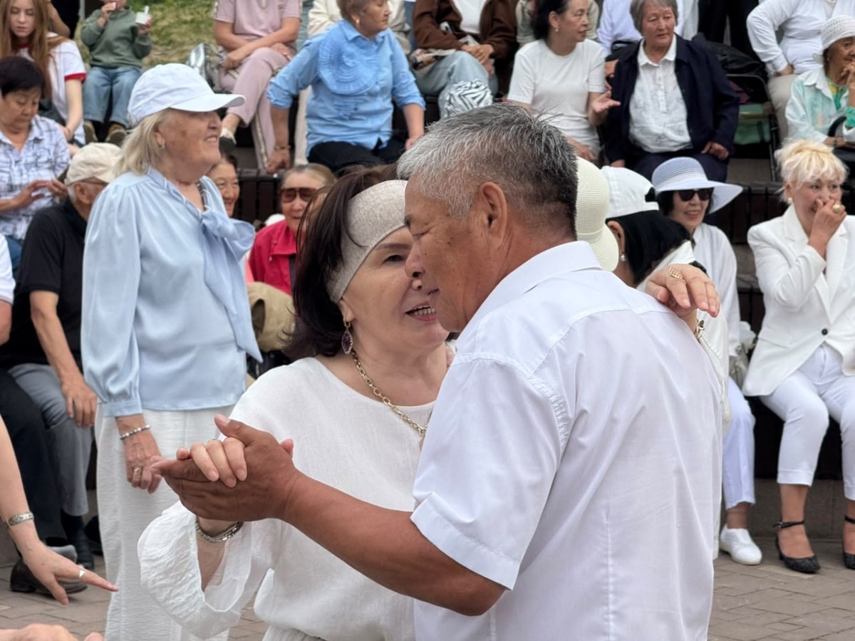 Astana pensioners dance under the open sky