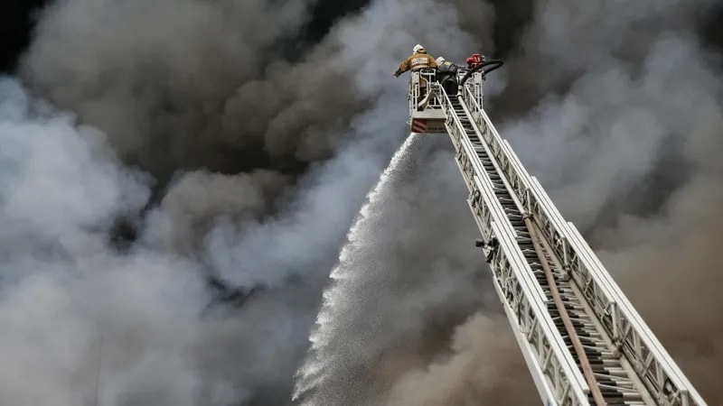 Все пожарные машины Бишкека направили на тушение крупного рынка