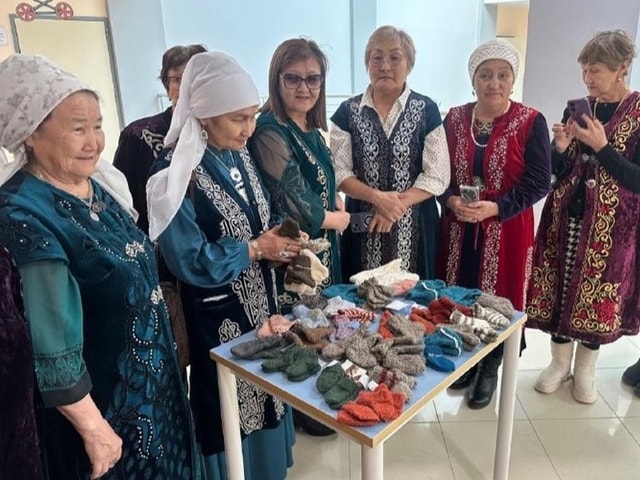 "Silver Volunteers" — the older generation helps the city