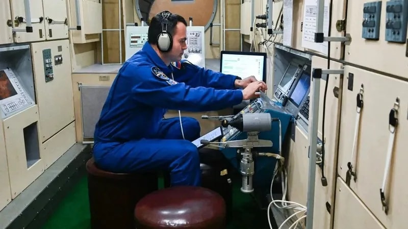 Разгерметизация и ручная стыковка: как тренируются космонавты "Роскосмоса"